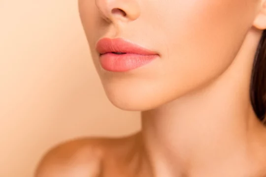 Gros plan sur le visage d'une femme avec un léger duvet au niveau des lèvres