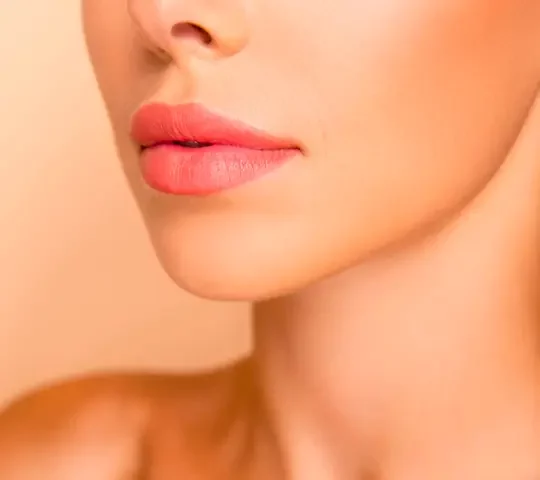 Gros plan sur le visage d'une femme avec un léger duvet au niveau des lèvres