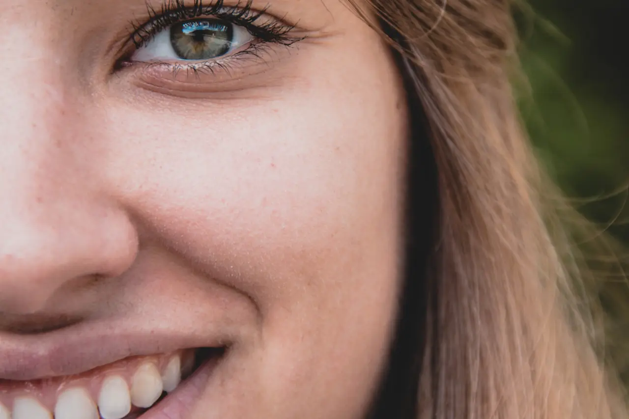 Gros plan du visage d'une femme présentant quelques zones pileuses pouvant être épilées